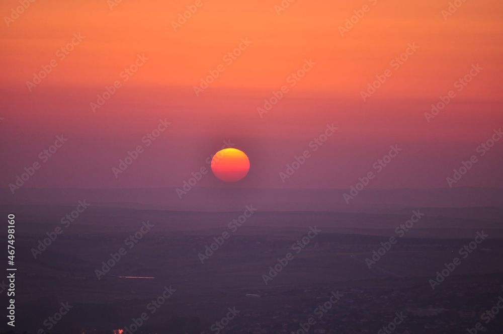Obraz premium beautiful sunset viewed from a hill
