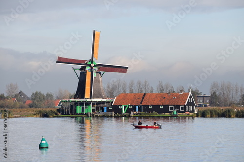 Windmühle in Holland mit Fischboot © HAASTLER