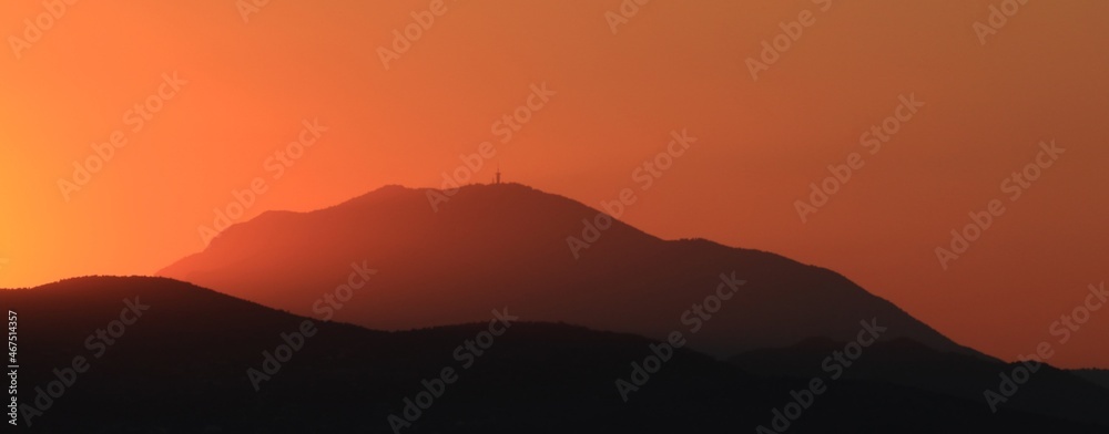 Zachód słońca nad wzgórzami - obrazy, fototapety, plakaty 