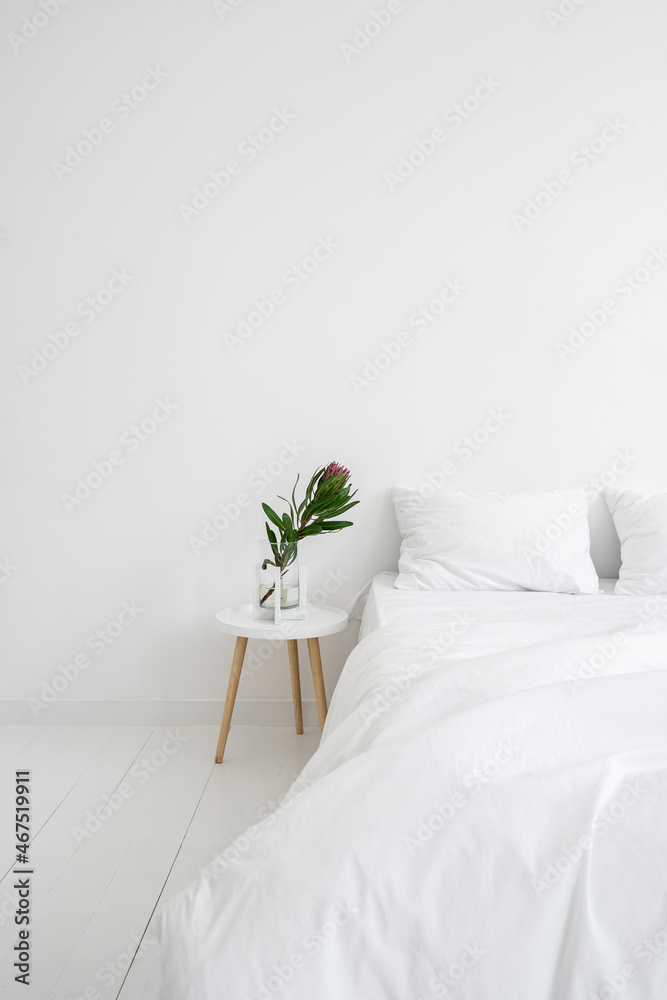 Naklejka premium Bedroom in white apartment with modern interior design