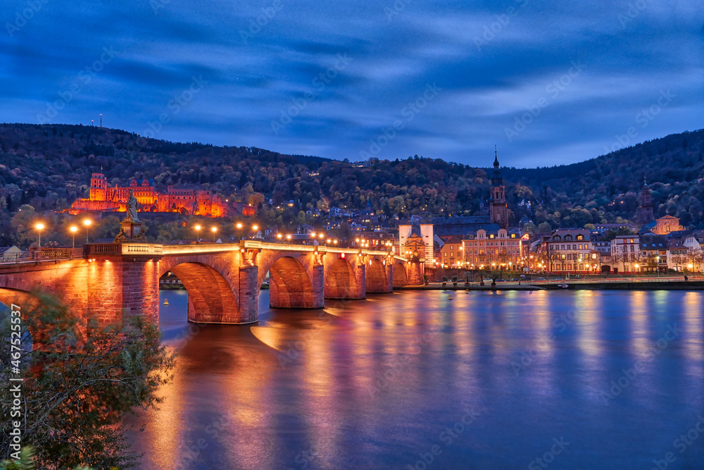 Historische Brücke und Schloss in Heidelberg mit Beleuchtung