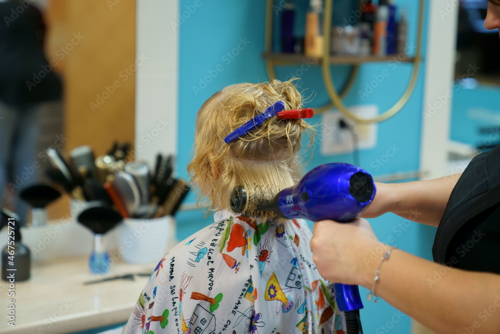 Obraz premium Fryzjer, dziecko u fryzjera