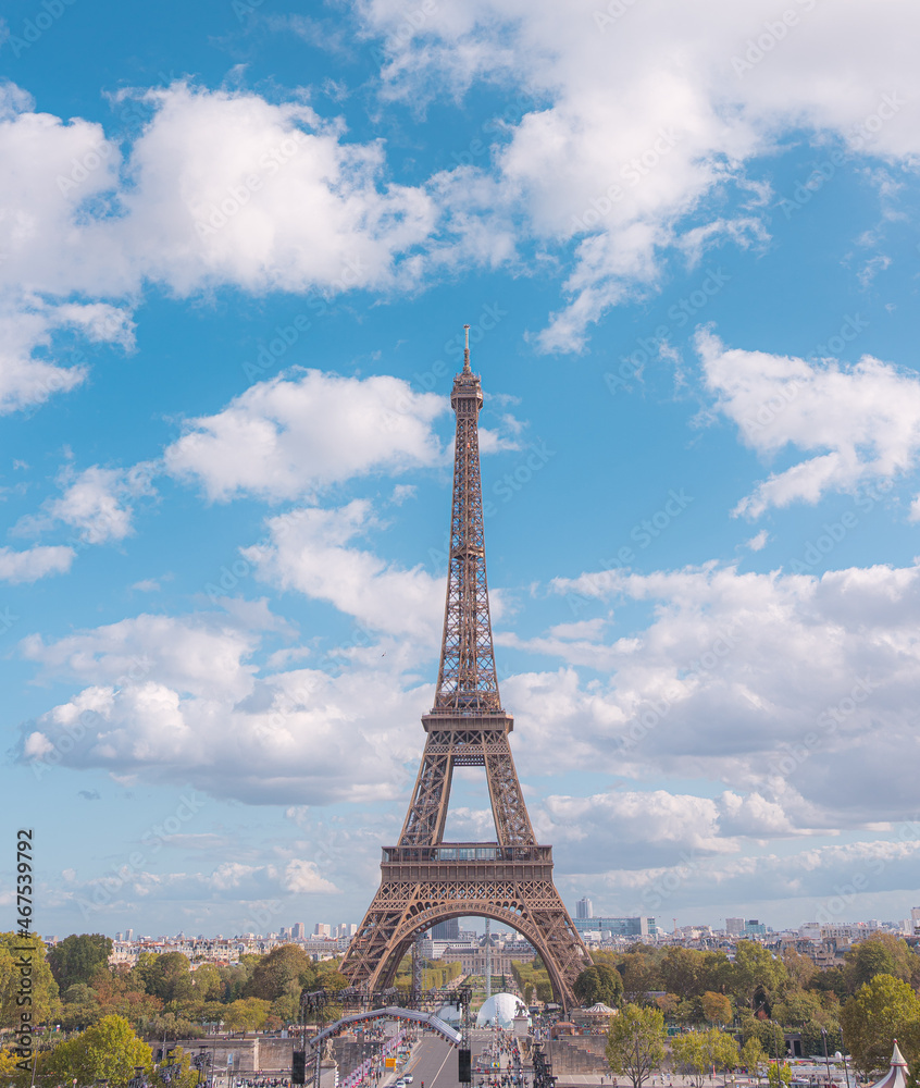 Fototapeta premium Eiffel tower with sky