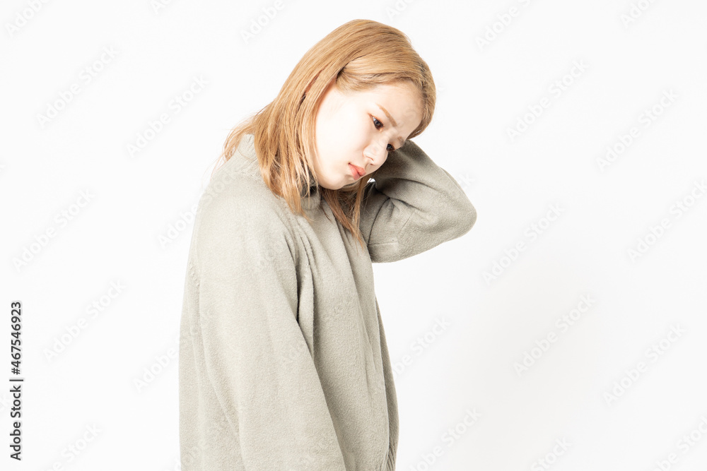 落ち込んでいるセーターを着た若い女性 落ち込んでいるセーターを着た若い女性