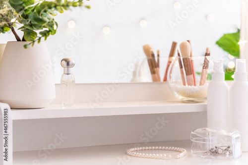 Canvas-taulu Table mirror on dressing table with make up accessories