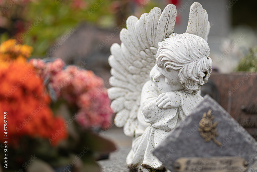 Angel sculptures on the gravestone in the cemetery Angel sculptures on the gravestone in the cemetery