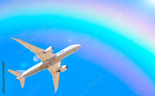 飛行機と虹と青空｜旅行・全国旅行支援・GOTOトラベルキャンペーンのイメージ素材