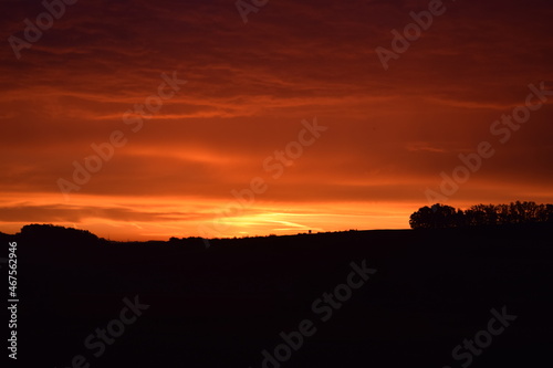 oranger Himmel wenige Minuten vro Sonnenaufgang photo