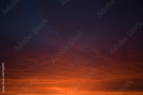 Frabverlauf von lila bis orange am Himmel zum Sonnenaufgang