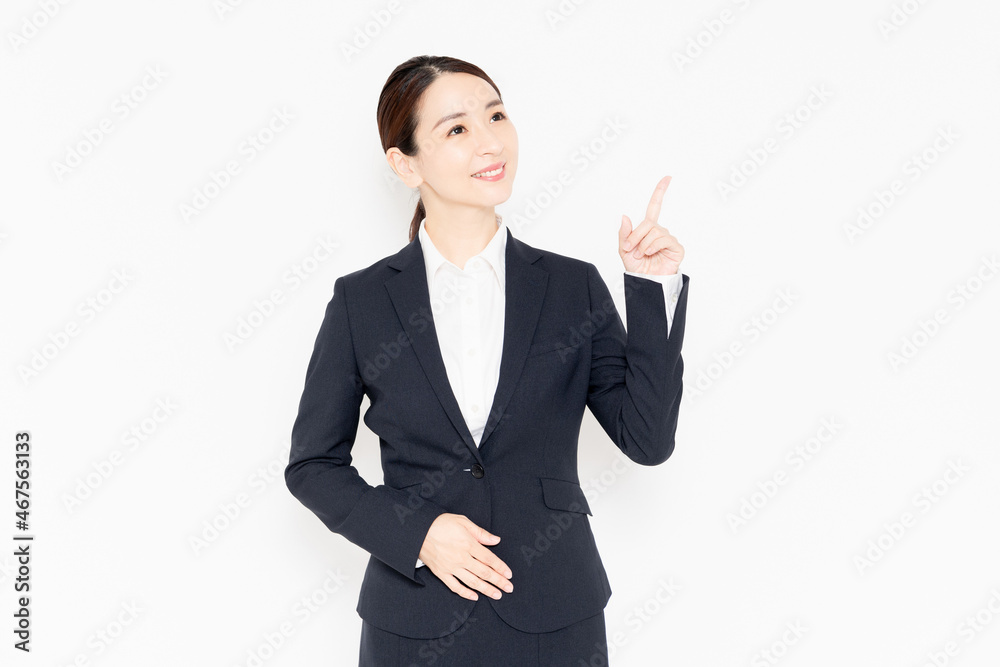 ポイントを指し示すビジネスウーマン