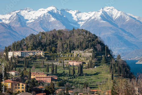 Bellagio, Como. Parco con Villa Serbelloni, situato nel zona del promontorio sullo sfondo delle Alpi innevate. photo