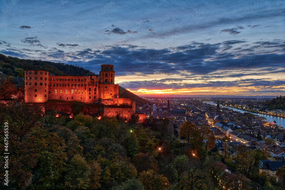 Historisches Schloss und Altstadt in Heidelberg bei Sonnenuntergang