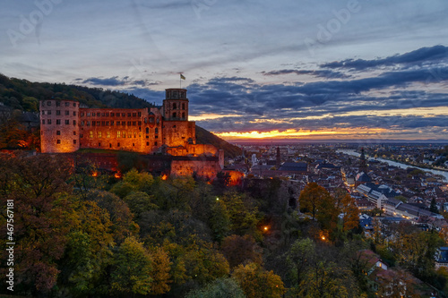 Blick auf das historische Schloss und die Altstadt in Heidelberg bei Sonnenuntergang
