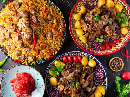 Foto Assorted Uzbek food set, pilaf, samsa, lagman, manta and Korean carrots, Uzbek r