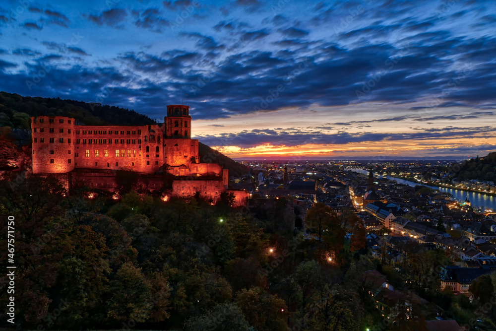 Historisches Schloss und Sonnenuntergang in Heidelberg