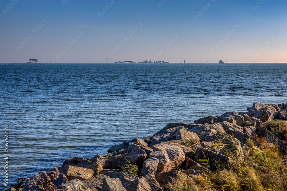 Blick vom Hafen Maasholm über die Schlei zur Lotseninsel und dem Leuchtturm Schleimünde