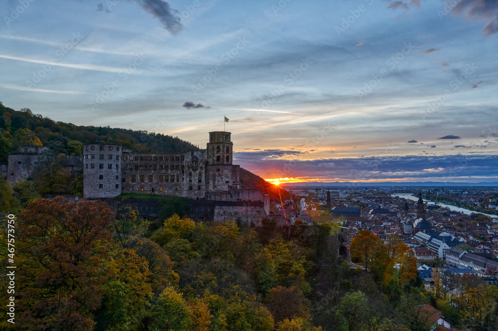 Sonnenuntergang über Heidelberg und dem historischen Schloss