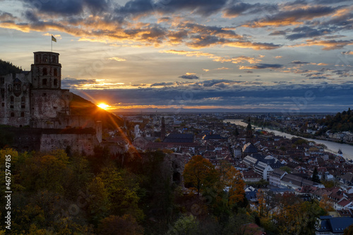Sonnenuntergang über der Altstadt und dem historischen Schloss