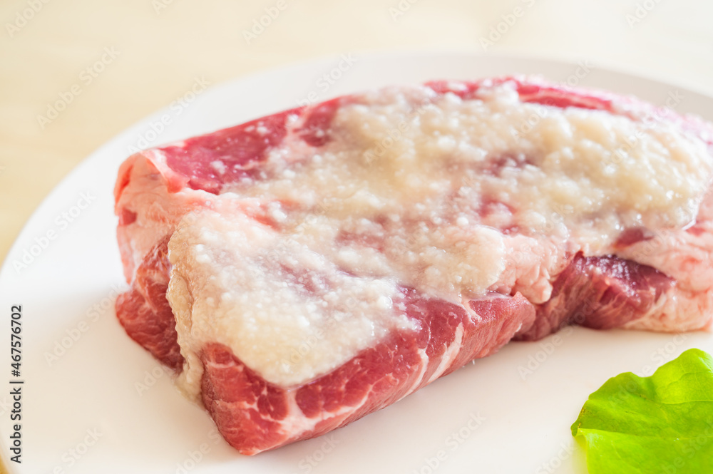 豚肩ロース肉に乗せた塩麴 豚肩ロース肉に乗せた塩麴