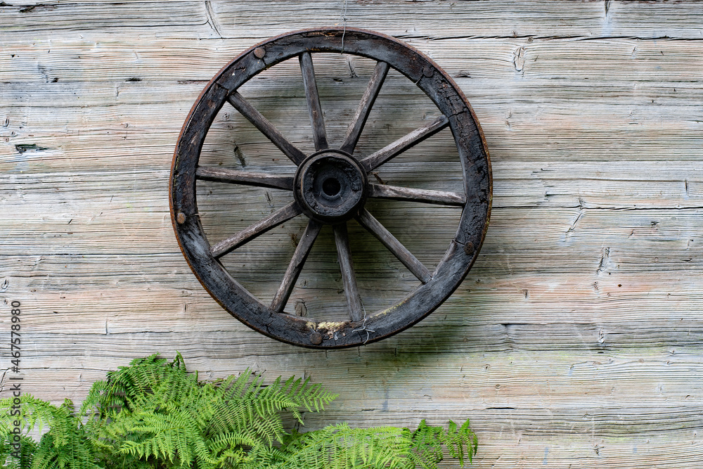 Obraz premium old wooden wheel
