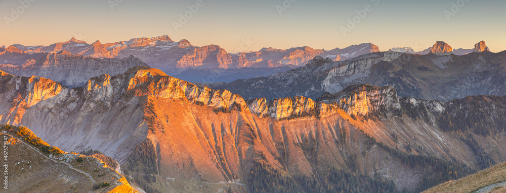 Alpes bernoises au coucher du soleil en Suisse