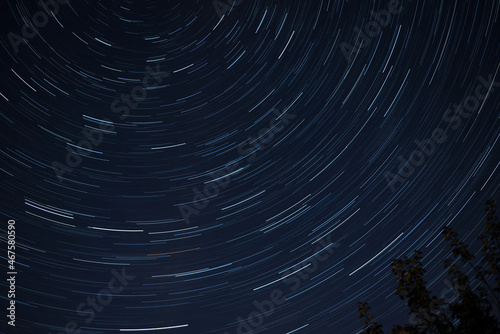Canvas-taulu Star Trails on a clear night make a circular pattern in the sky