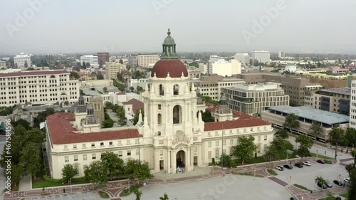 Wallpaper Mural Aerial: Beautiful Shot Of Famous Town Hall In City, People Exploring During Vacations - Pasadena, California Torontodigital.ca