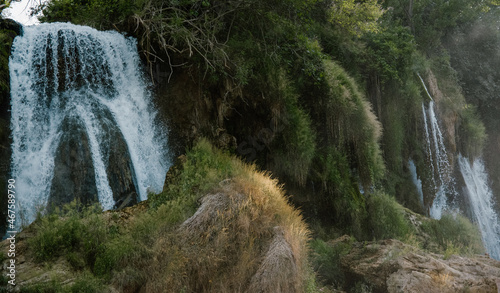 Wodospady w otoczeniu bujnej roślinności panorama