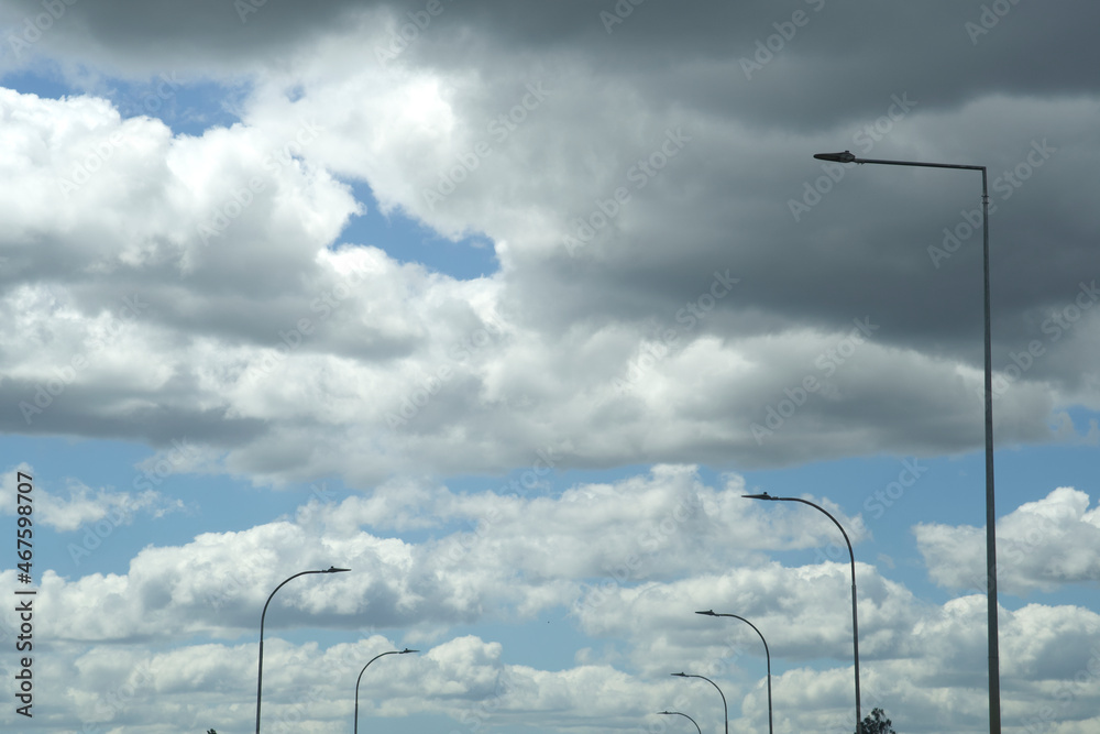 Obraz premium Clouds and lighting birds