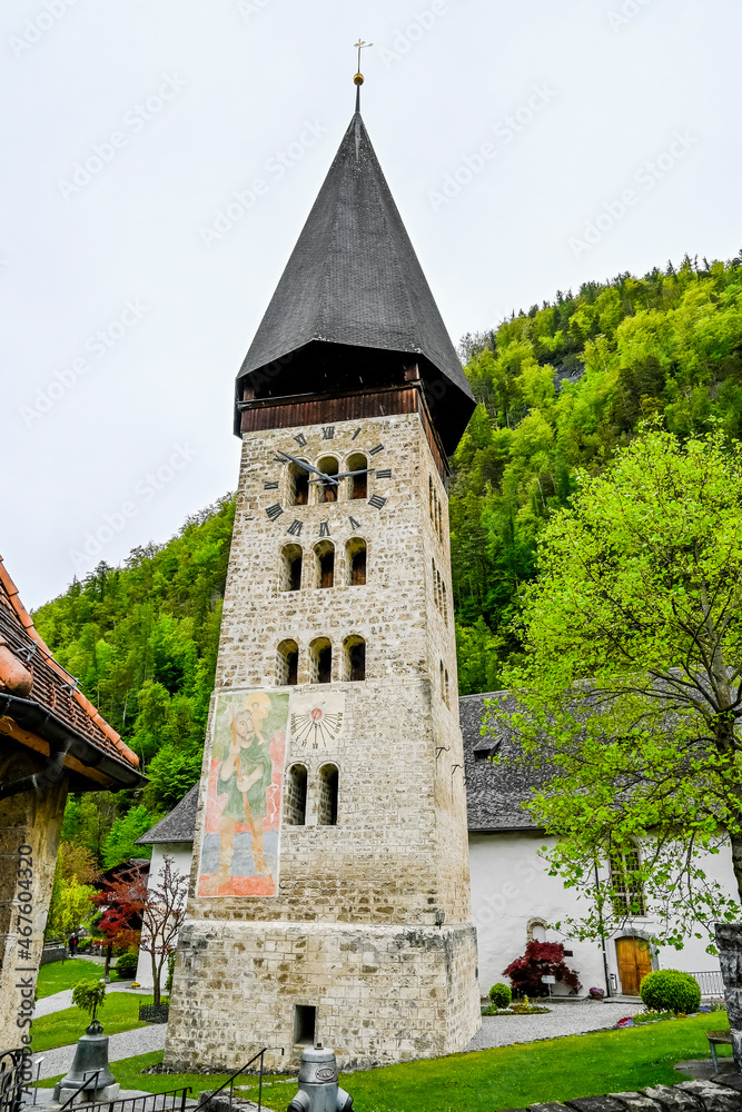 Meiringen, Kirche, reformierte Kirche, Michaelskirche, Kirchturm, Zeughauskapelle, Dorf, Haslital, Berner Oberland, Alpen, Wanderweg, Spazierweg, Frühling, Sommer, Schweiz