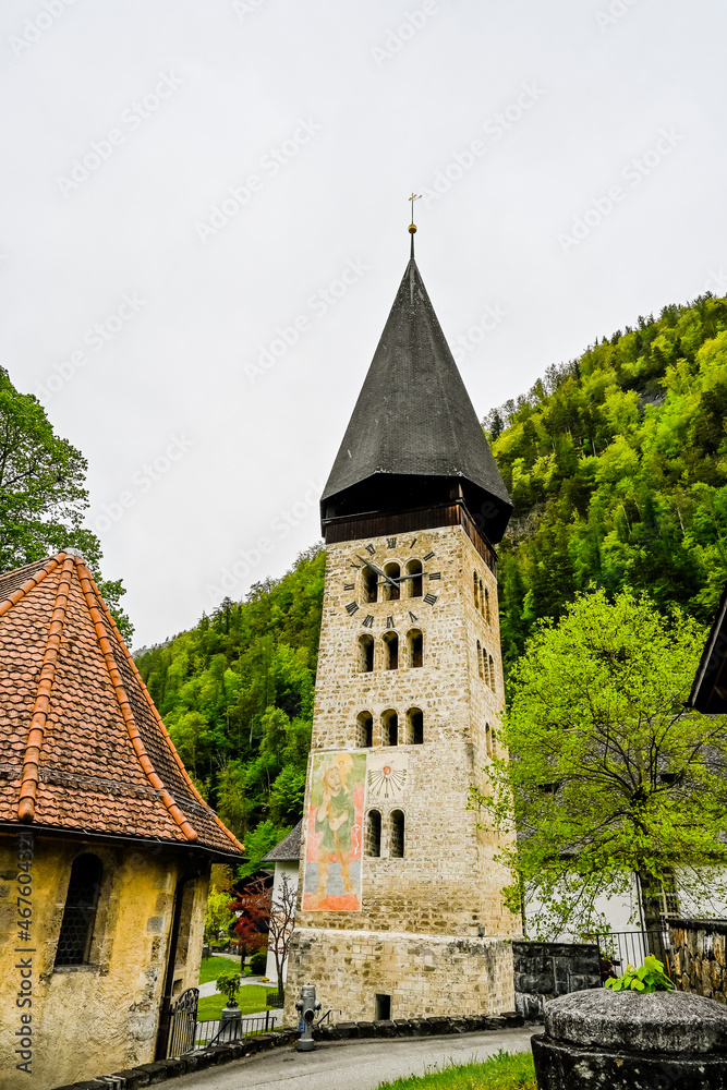 Meiringen, Kirche, reformierte Kirche, Michaelskirche, Kirchturm, Zeughauskapelle, Dorf, Haslital, Berner Oberland, Alpen, Wanderweg, Spazierweg, Frühling, Sommer, Schweiz Meiringen, Kirche, reformierte Kirche, Michaelskirche, Kirchturm, Zeughauskapelle, Dorf, Haslital, Berner Oberland, Alpen, Wanderweg, Spazierweg, Frühling, Sommer, Schweiz