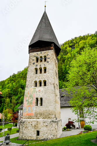 Meiringen  Kirche  reformierte Kirche  Michaelskirche  Kirchturm  Zeughauskapelle  Dorf  Haslital  Berner Oberland  Alpen  Wanderweg  Spazierweg  Fr  hling  Sommer  Schweiz