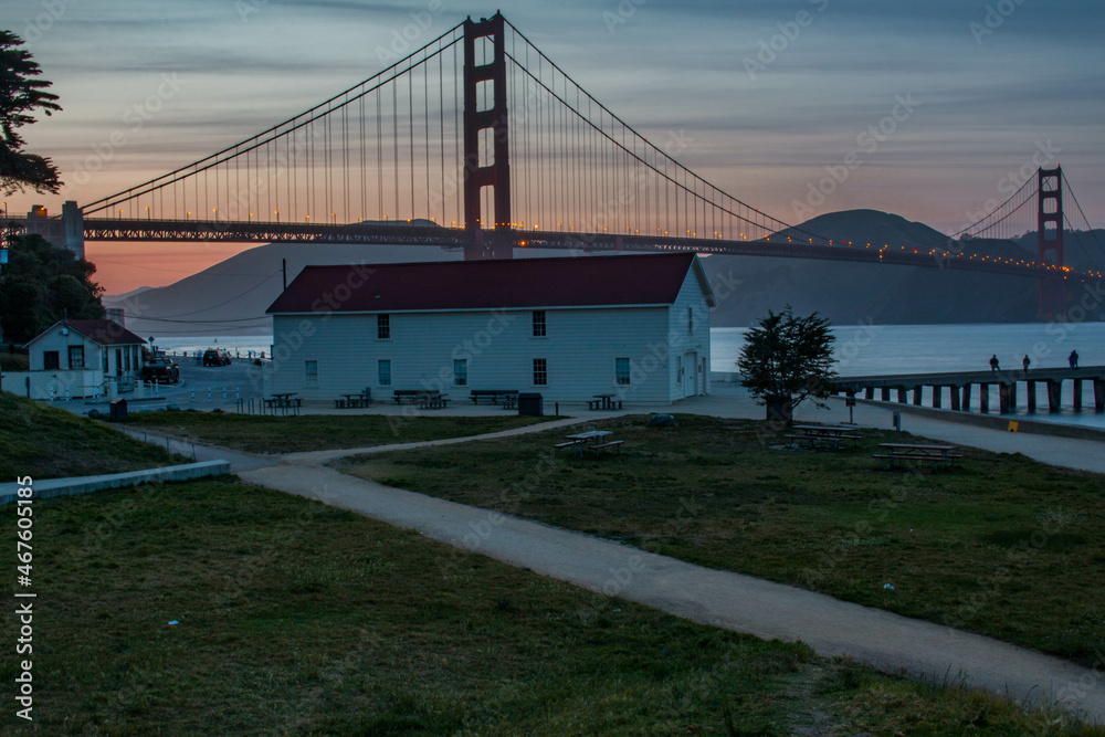 die Golden Gate Bridge in San Francisco von unten