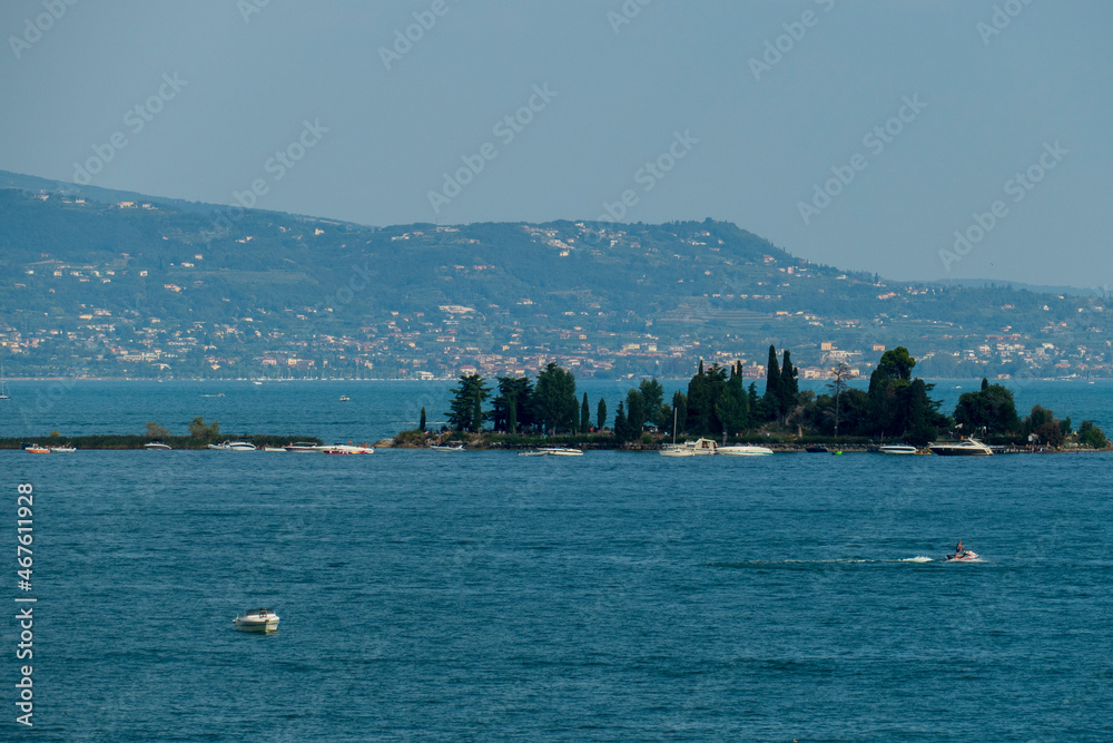 Insel di san biagio in der Bucht von Manerba im Gardasee