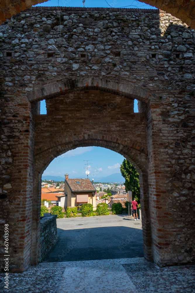 Castello Desenzano, romantische Burg Ruine am südlichen Gardasee