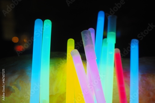 Świecące patyczki na ciemnym tle