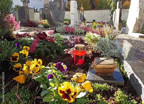 Schön geschmückte Gräber auf einem Friedhof an Allerheiligen photo