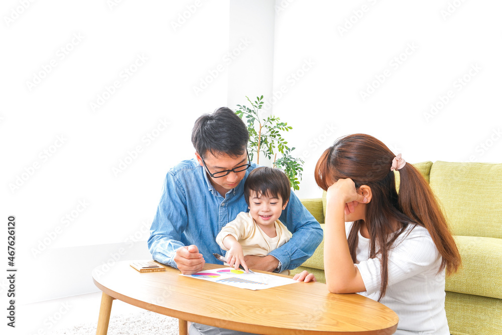 家族会議をする若い夫婦