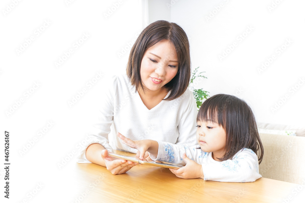 スマホを使う子ども スマホを使う子ども