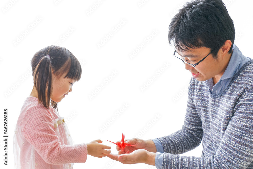 折り紙をする子どもとお父さん 折り紙をする子どもとお父さん