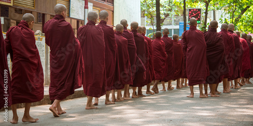 Fotografía Buddhist monks queuing for food alms at monastery in Amarapura, Myanmar　袈裟を着た僧侶の