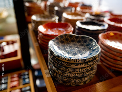 集めたくなる浅草かっぱ橋のかわいらしいカラフルなたくさんのかさねられた豆皿