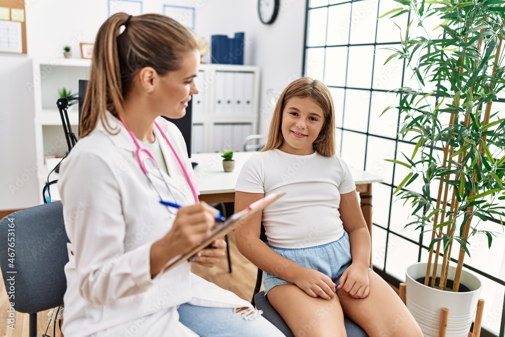 Obraz premium Woman and girl pediatrician and patient having medical consultation at clinic