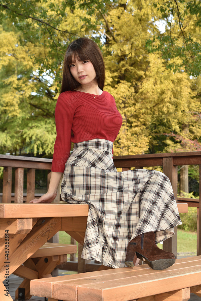 テーブルに座る女性 テーブルに座る女性
