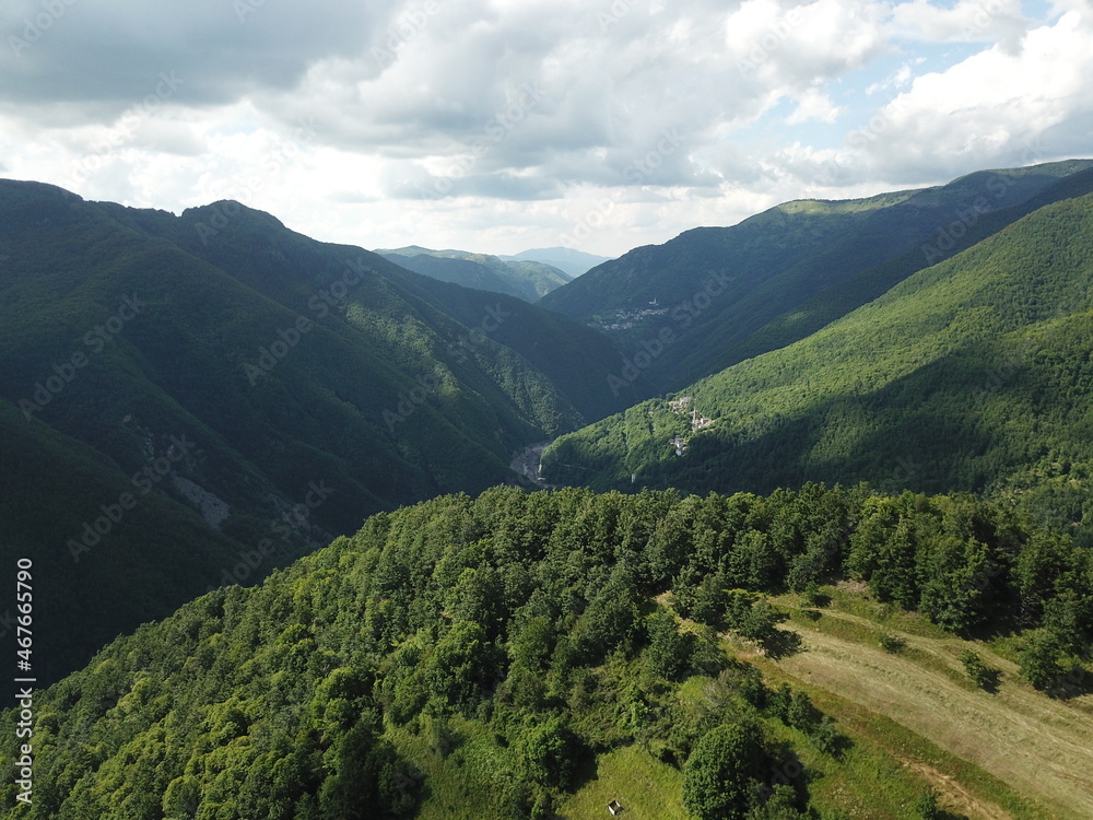 Obraz premium Aerial view of a mountains landscape