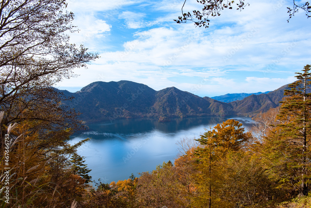 日本百名山　男体山三合目から臨む紅葉した中禅寺湖