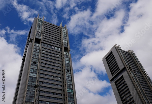 Torres y nubes