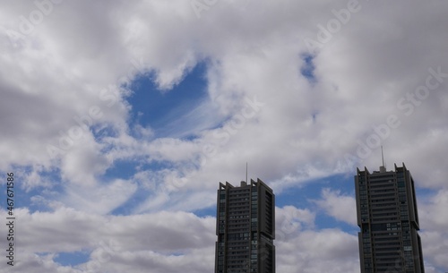 Torres y nubes desde lejos