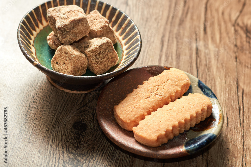 おいしい沖縄のお菓子 黒糖とちんすこう Stock 写真 Adobe Stock