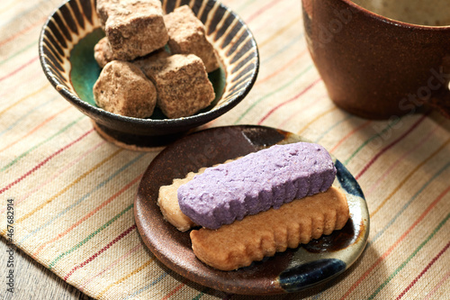 おいしい沖縄のお菓子、黒糖とちんすこう